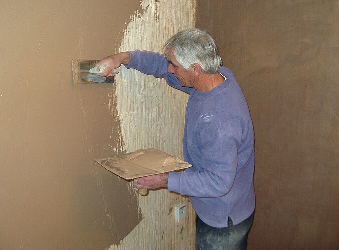 Plasterer_at_work_on_a_wall_arp