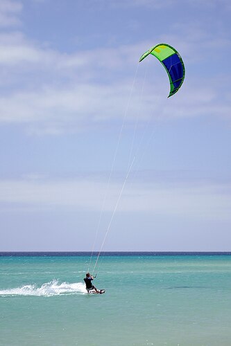 1200px-Kitesurfing_Sotavento