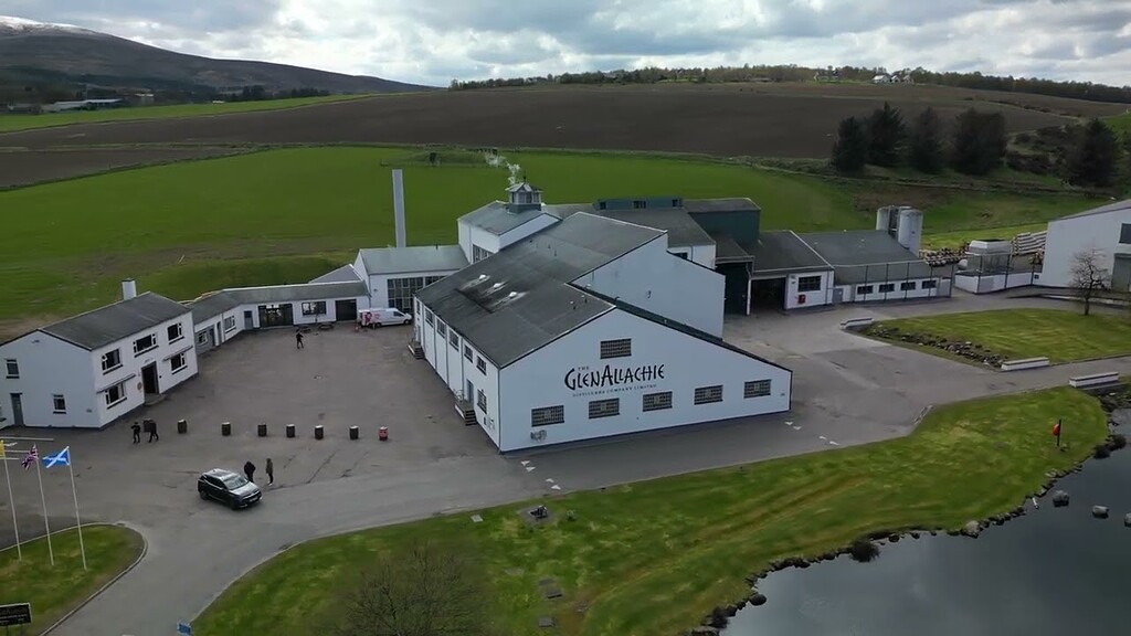 GlenAllachie Distillery &ndash; Schnee auf dem Ben Rinnes &ndash; Drohnenaufnahmen &ndash; Gray Arrows Drone Club UK
